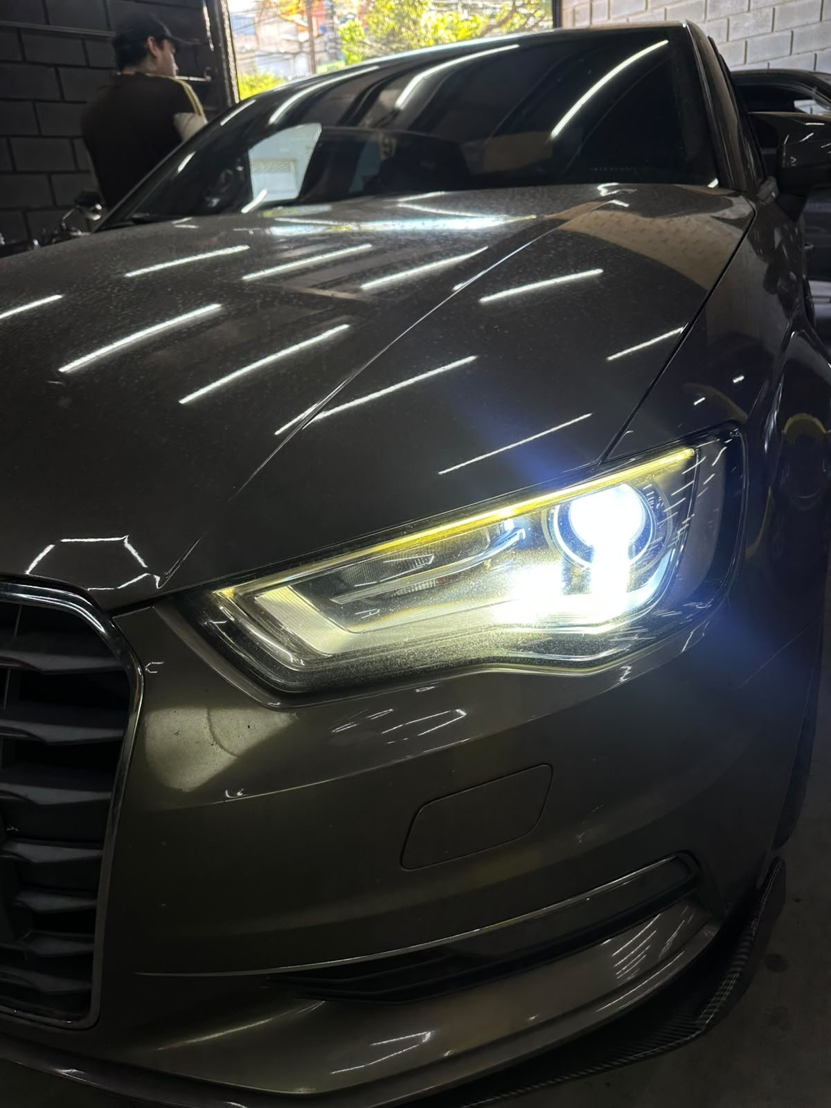 Farol de Audi aceso na oficina da Trigueiro