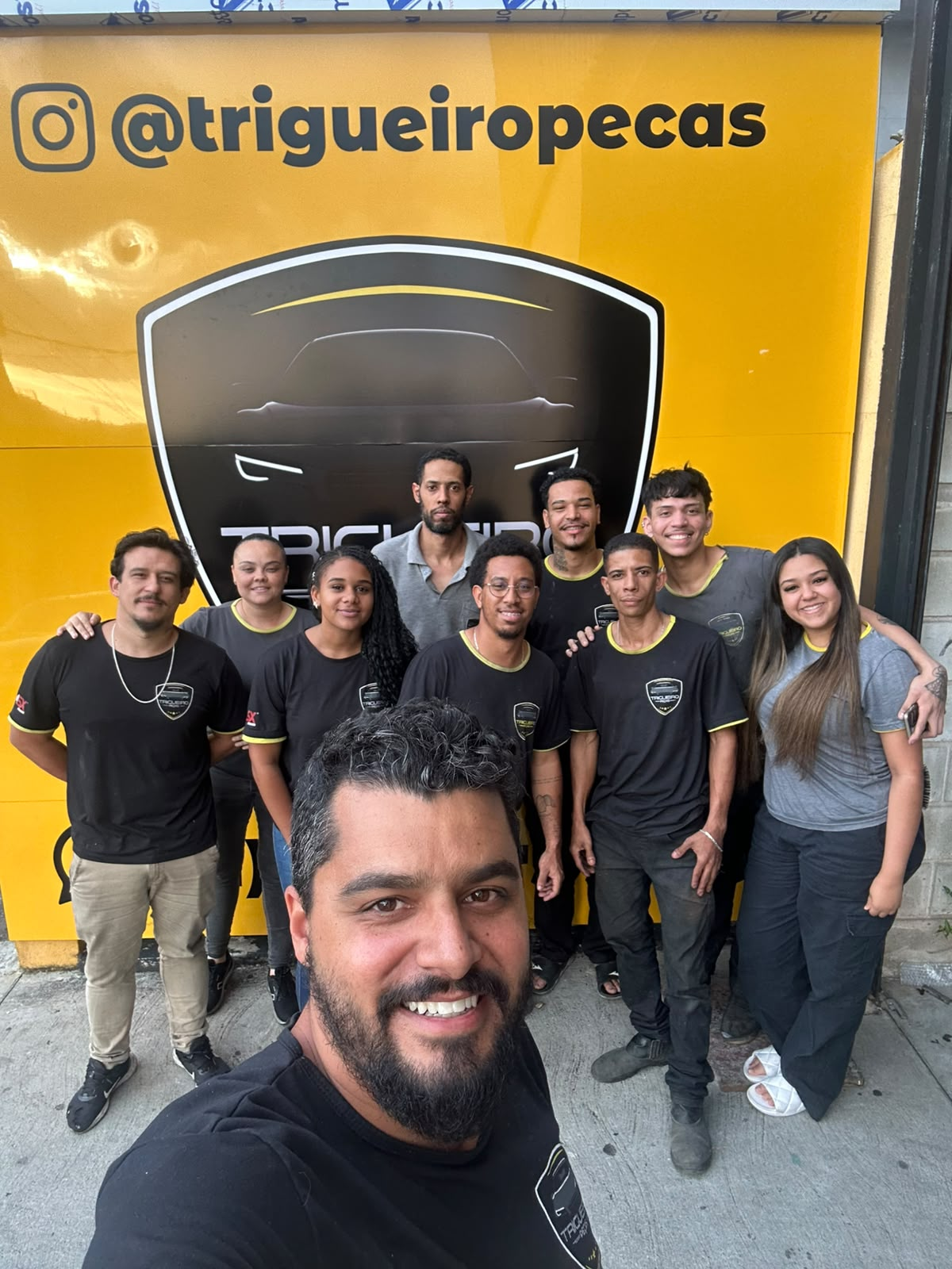 Equipe da Trigueiro reunida em frente à loja