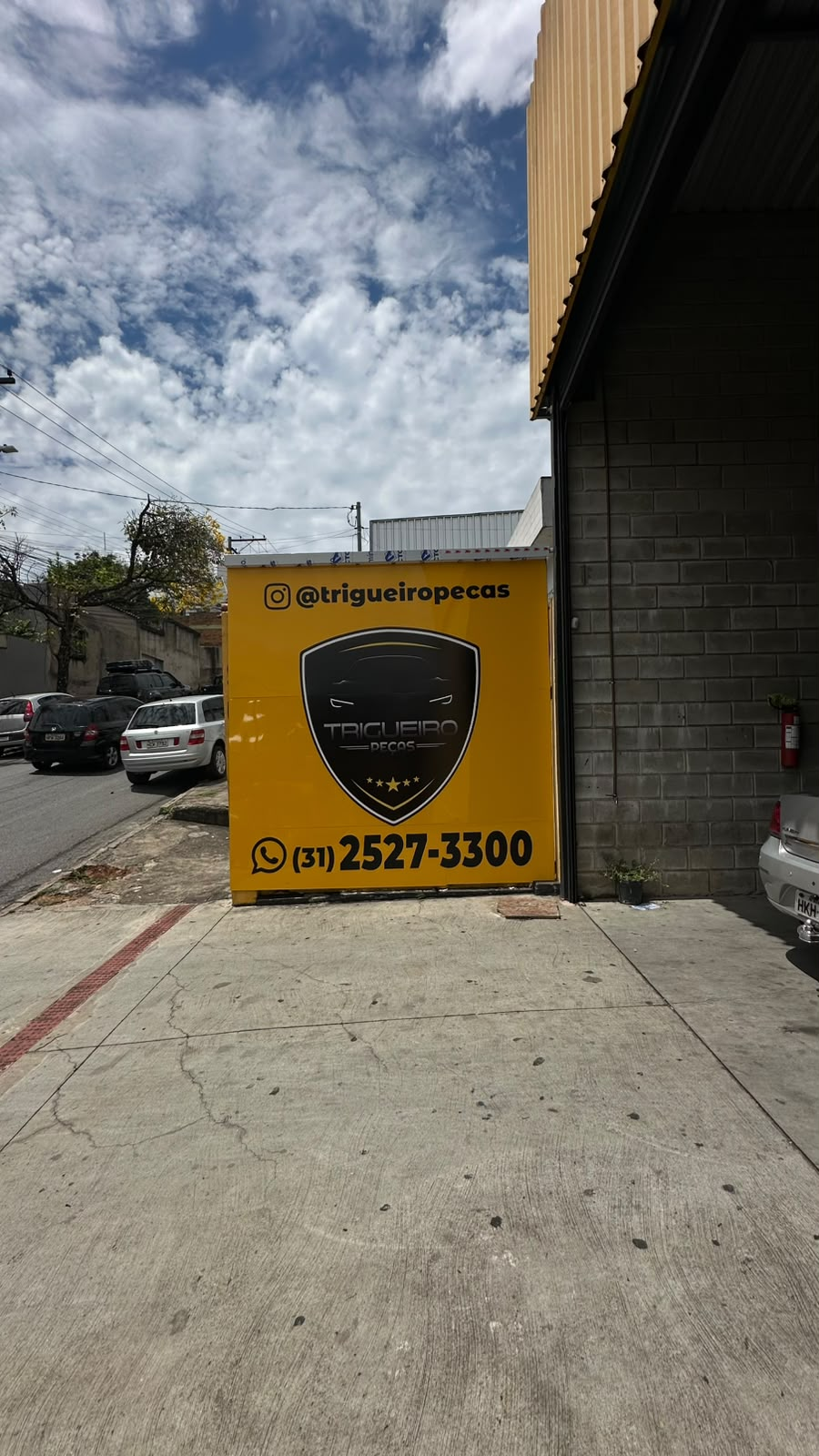 Entrada da Trigueiro com placa de identificação